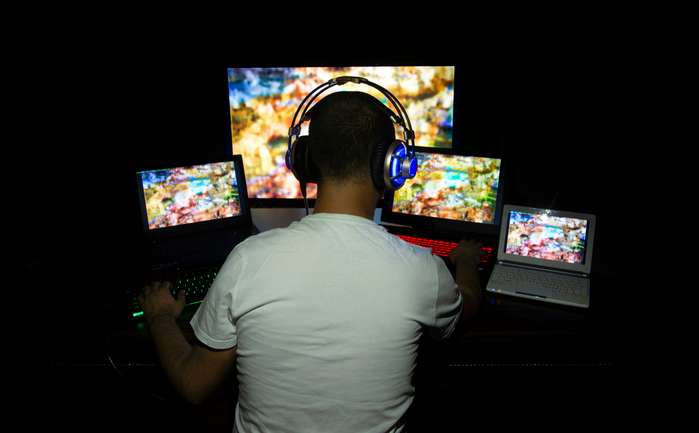 Die Frage: „Welcher Laptop passt zu mir?“, stellen sich auch Leute, die sich dem Gaming verschrieben haben ( Foto: Adobe Stock -  sezer66 ) 