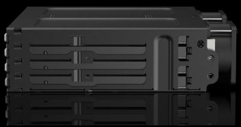 Acht U.2/U.3 SSDs im externen 5,25-Zoll-Vollmetall-Chassis mit zwei (Foto: Cremax Europe GmbH)