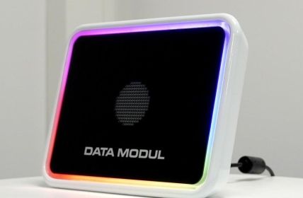 Kosteneffiziente Laserbearbeitung schafft flexible, zukunftssichere Lösungen für digitale Beschilderung DATA MODUL integriert Lautsprecher und Mikrofone nahtlos hinter (Foto: DATA MODUL)