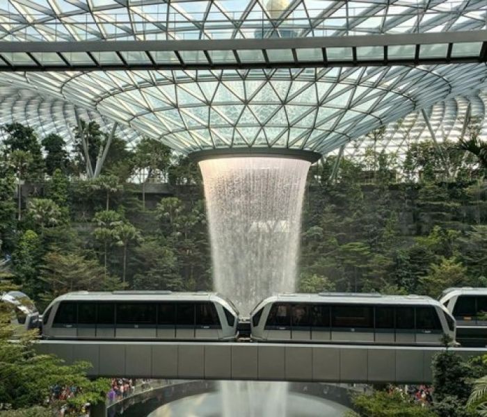 Kabelkanalsysteme von Unex mit integrierten LED-Leuchtmodulen (Foto: Unex Kabelsysteme und -elemente GmbH)